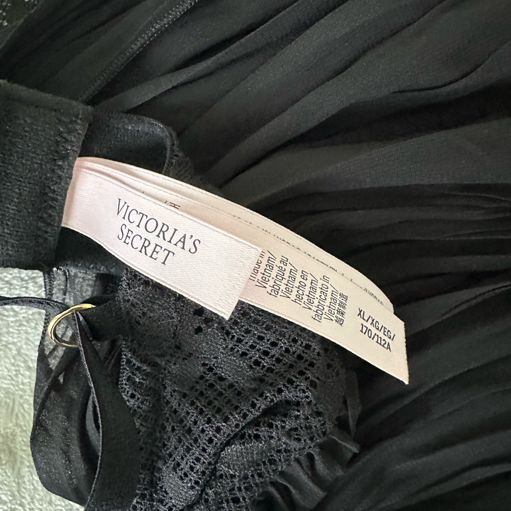 Victoria's Secret Black Lace and Pleated Baby Doll Chemise - Picture 4 of 4